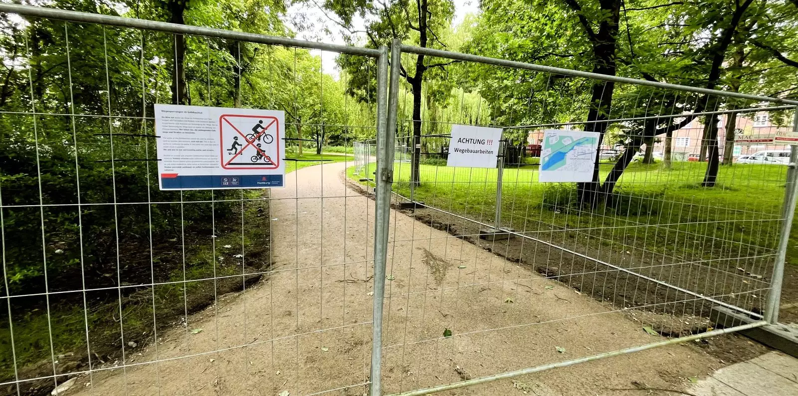 Die Parkanlage im Göhlbachtal wurde voll gesperrt. Hier der Zaun am Zugang Baererstraße. 