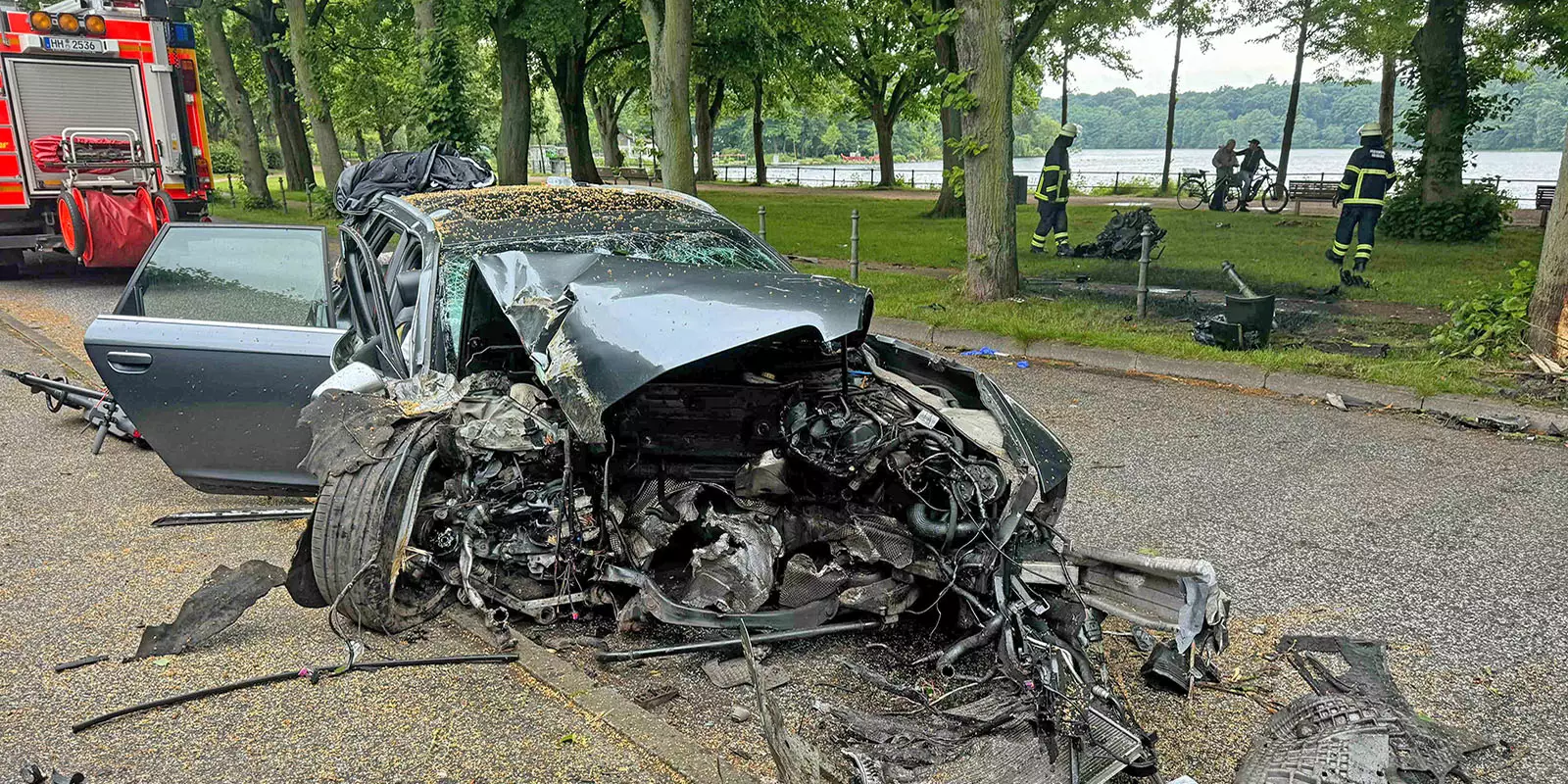 Der zerstörte Audi auf dem Außenmühlendamm. Foto: Lenthe-Medien