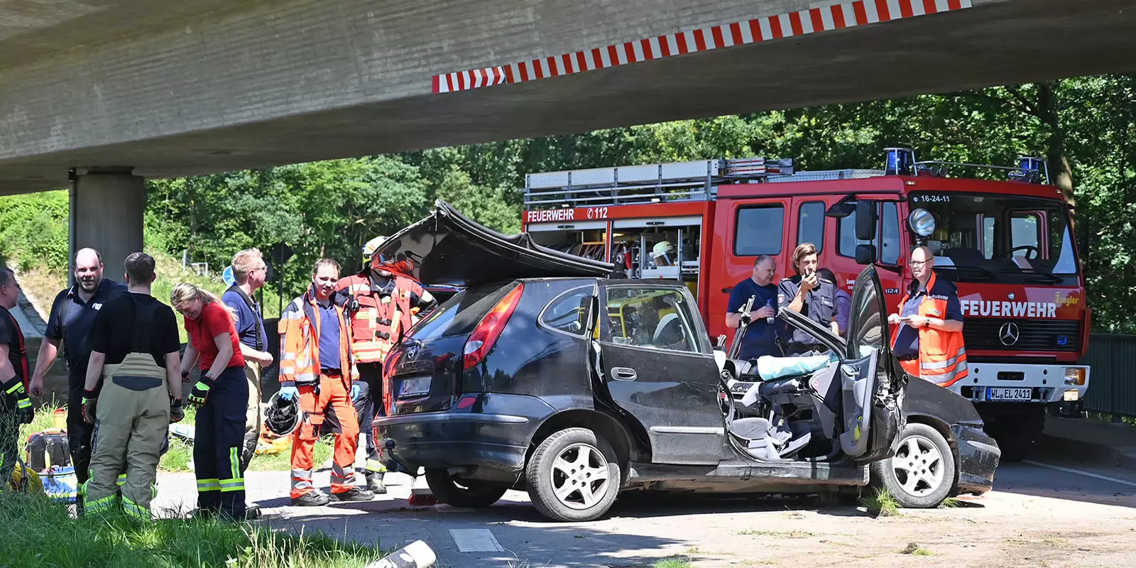 Einsatzkräfte nach der Rettung des Fahrers an der Unfallstelle. Foto: zv